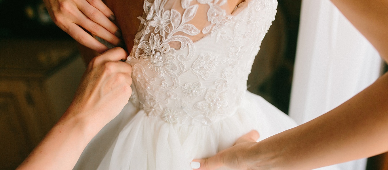 come  realizzare diverse tipologie di bustino : con o senza coppe, come capo separato oppure integrato in abiti da sposa, da cerimonia o da giorno. 
